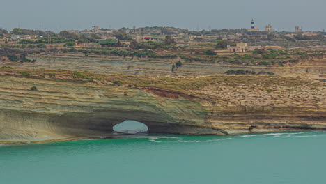 Zeitrafferaufnahme-Der-Wasserbewegung-Vor-Dem-Felsbogen-Hofriet-Window-An-Der-Küste-Maltas