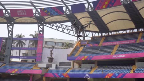 Drohne-Fliegt-Im-Leeren-Wankhede-Stadion-In-Weiter-Sicht-In-Mumbai