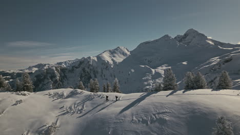 Dos-Personas-Practicando-Esquí-De-Travesía-En-Un-Hermoso-Paisaje-Alpino-Invernal