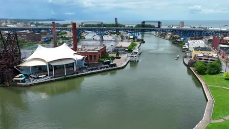 Cuyahoga-River-Fließt-In-Der-Innenstadt-Von-Cleveland,-Ohio