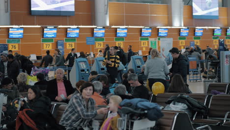 Registrierungsschalter-Und-Lounge-Mit-Leuten-Im-Terminal-D-Des-Flughafens-Scheremetjewo