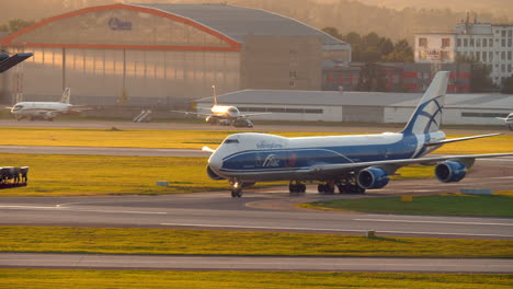 Boeing-747-Fracht-Rollt-Am-Flughafen-Moskau-Scheremetjewo
