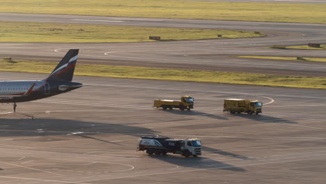 Aviones-Y-Camiones-De-Aeroflot-Circulando-En-El-Aeropuerto-Sheremetyevo-De-Moscú