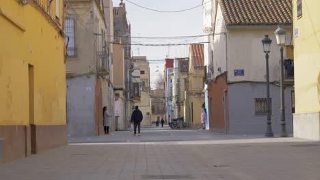 Häuser-Und-Einige-Menschen-In-Der-Barraca-Straße-In-Valencia,-Spanien