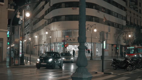 Paisaje-Urbano-Nocturno-De-Valencia-Con-Tiendas-Y-Tráfico-En-La-Calle-Colon-España