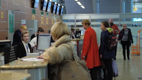 Menschen-Am-Check-in-Schalter-Am-Moskauer-Flughafen-Scheremetjewo