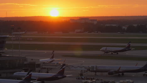 Terminal-D-Mit-Flugzeugen-Am-Flughafen-Sheremetyevo-In-Moskau,-Russland,-Blick-Auf-Den-Sonnenuntergang