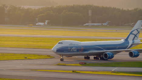 Rollendes-Frachtflugzeug-Boeing-747