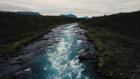 Luftklarer-Blauer-Wasserfallfluss-Hlauptungufoss-Island,-Der-über-Isländische-Landschaft-Fliegt