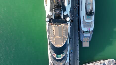Der-Yachthafen-Der-Miami-Boat-Show-Wird-Von-Einer-Eleganten-Luxusyacht-Geschmückt