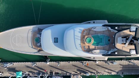 An-aerial-perspective-captures-the-breathtaking-sight-of-yacht-in-a-Miami-marina-from-a-top-down-view