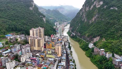 Condado-De-Yanjin,-La-Ciudad-Más-Estrecha-Del-Mundo-Con-El-Río-Nanxi-Entre-Montañas.