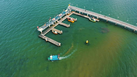 Vista-Aérea-De-Drones-Volando-Sobre-El-Muelle-Con-Barcos-De-Pesca
