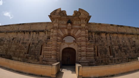 Führt-Zum-Mittelalterlichen-Historischen-Gebäude-Am-Platz-Der-Republik-In-Valletta,-Malta