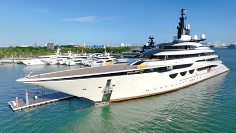 A-lavish-yacht-gleams-in-a-Miami-marina-during-the-Boat-Show,-an-epitome-of-opulence-at-this-prestigious-event