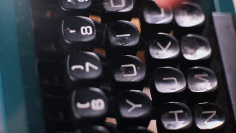 Tastatur-Einer-Schreibmaschine-Mit-Weißen-Männlichen-Fingern-Beim-Tippen