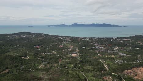 T-De-Un-Paisaje-Costero-Verde-En-La-Isla-De-Koh-Samui-De-Tailandia,-Costa-Visible-Y-Montañas-En-El-Fondo
