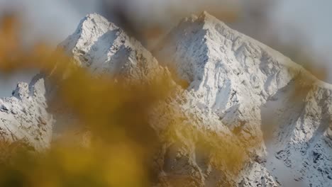 Spektakuläre-Schneebedeckte-Gipfel-Der-Lyngenalpen