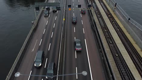 Verkehr-In-Stockholm-Auf-Der-Brücke.-Fahrende-Autos