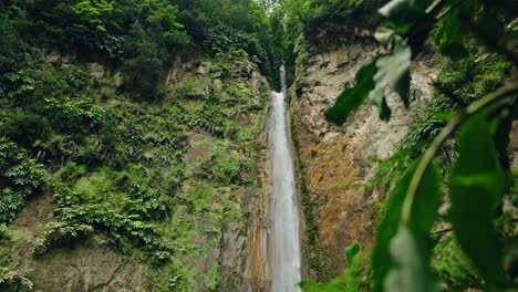 Nahaufnahme-Des-Natürlichen-Wasserfalls-Ribeira-Quente-In-Sao-Miguel-Auf-Den-Azoren-–-Portugal