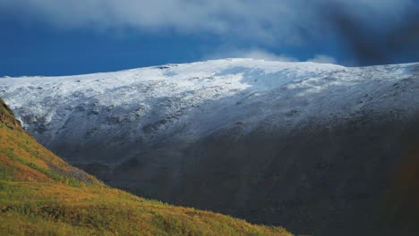 Neuschnee-Auf-Den-Bergen-Und-Hügeln-In-Der-Herbstlichen-Norwegischen-Tundra