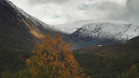 Un-Magnífico-Valle-Otoñal-De-La-Tundra-Noruega-Enmarcado-Por-Montañas-Cubiertas-De-Nieve