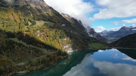 Bewegen-Sie-Sich-Entlang-Einer-Aufnahme-Des-Klöntalersees-In-Glarus,-Schweiz,-Mit-Kristallklarem-Wasser-Und-Dichten-Waldbäumen
