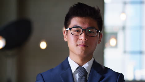 Junger-Asiatischer-Geschäftsmann-Mit-Brille,-Der-In-Die-Kamera-Lächelt