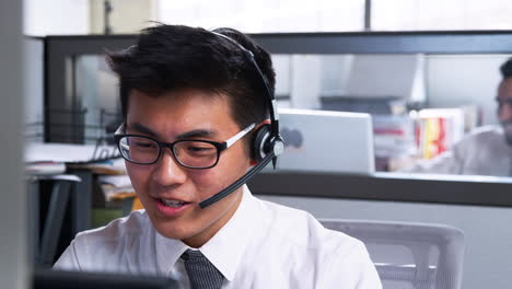 Junger-Asiatischer-Mann,-Der-In-Einem-Callcenter-Arbeitet