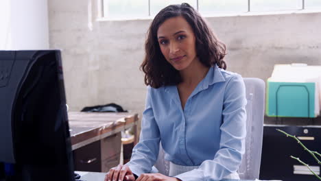 Young-businesswoman-using-a-computer-in-an-office