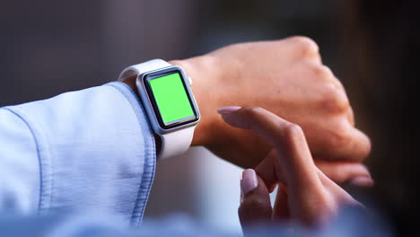 Nahaufnahme-Einer-Frau-Mit-Smartwatch-Touchscreen,-Grüner-Bildschirm