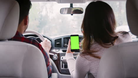 Beifahrerin,-Die-Während-Der-Autofahrt-GPS-Auf-Dem-Smartphone-Nutzt