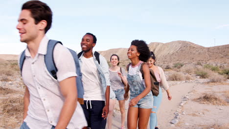 Amigos-Adultos-Jóvenes-Caminando-En-El-Desierto-De-Palm-Springs,-De-Cerca