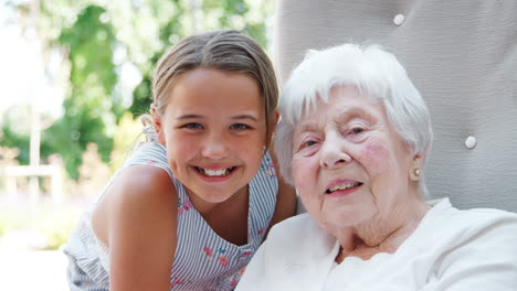 Portrait-Of-Granddaughter-Visiting-Grandmother-In-Retirement-Home