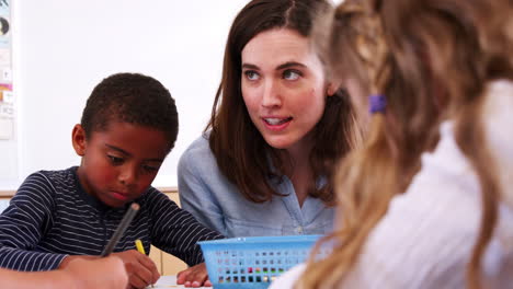 Teacher-talking-to-kids-in-elementary-school-art-class
