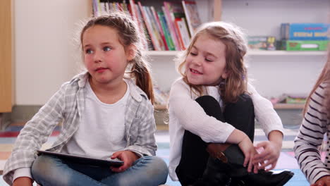 Zwei-Grundschulmädchen-Mit-Tablet-Computer-Im-Unterricht