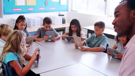 Grundschulkinder-Mit-Tablet-Computern-Im-Klassenzimmer
