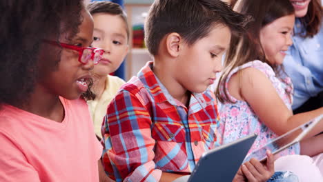 Grundschulkinder-Mit-Tablet-Computern-Sprechen-Im-Unterricht