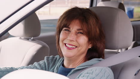 ältere-Frau-Im-Autofahrersitz-Mit-Blick-Aus-Dem-Seitenfenster