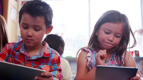 Drei-Schüler-Benutzen-Tablets-Während-Des-Unterrichts-In-Der-Schule