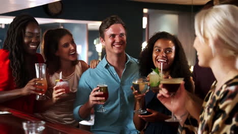 Eine-Gruppe-Junger-Freunde-Trifft-Sich-Zu-Einem-Drink-In-Der-Cocktailbar