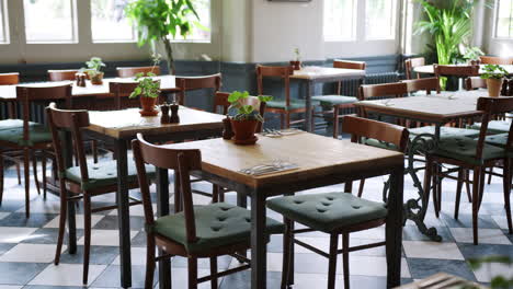 Leerer-Restaurantinnenraum-Mit-Für-Den-Service-Gedeckten-Tischen
