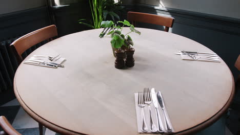Close-Up-Of-Table-and-Chairs-Set-For-Service-In-Empty-Restaurant
