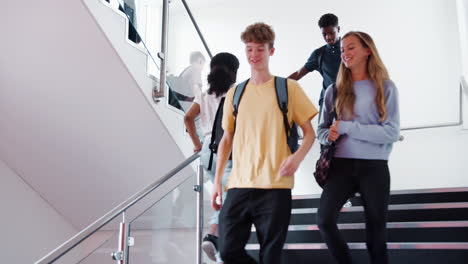 Estudiantes-De-Secundaria-Y-Personal-Caminando-Por-Las-Escaleras-Entre-Lecciones-En-Un-Concurrido-Edificio-Universitario