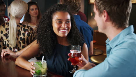 Junges-Paar-Beim-Date-Treffen-Für-Drinks-In-Der-Cocktailbar