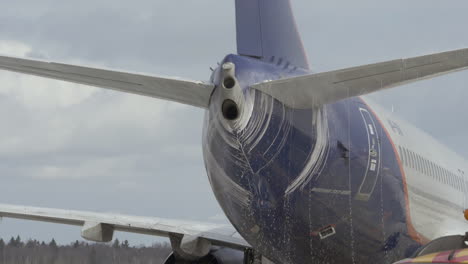 Flüssige-Enteisungsmittel,-Die-Aus-Aeroflot-Flugzeugen-In-Moskau-Tropfen