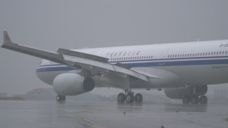 Air-China-Flugzeug-Rollt-Auf-Nasser-Landebahn-Am-Flughafen