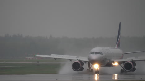 Aeroflot-Airbus-A320-Landet-Auf-Nasser-Landebahn-Am-Flughafen-Scheremetjewo