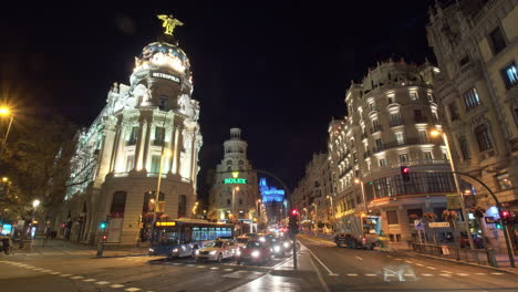 Zeitraffer-Des-Transportverkehrs-In-Der-Nächtlichen-Madrid-Gran-Via-Straße-Mit-Metropole