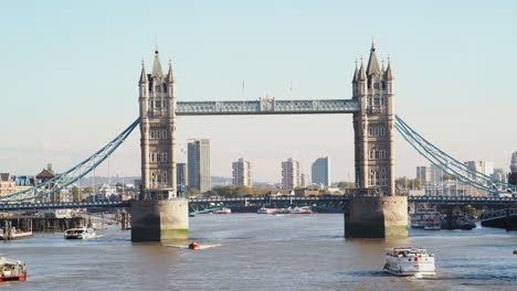 Barcos-Turísticos-Pasando-Bajo-El-Tower-Bridge-Sobre-El-Río-Támesis-En-Un-Día-Soleado-En-Londres.